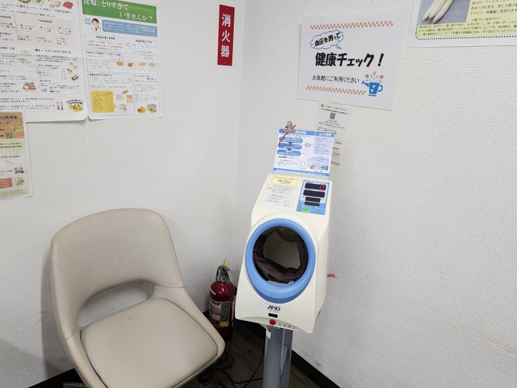 店内には健康や栄養についてのアドバイスを多数掲示。自由に使える血圧計も常設されている。