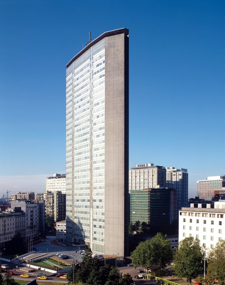 1960年にミラノに竣工した「ピレリ高層ビル」（C）Gio Ponti Archives - Archivio Storico Eredi Gio Ponti。