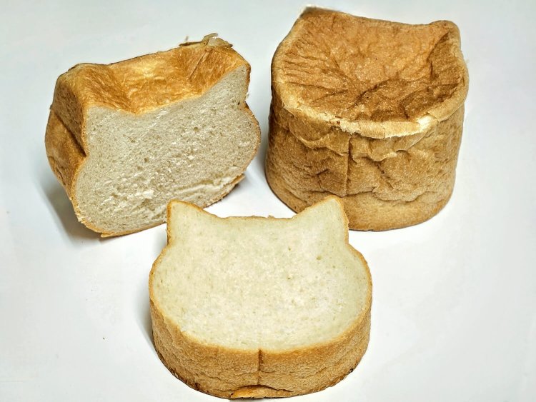 日暮里駅限定 ねこ型食パン 432円。