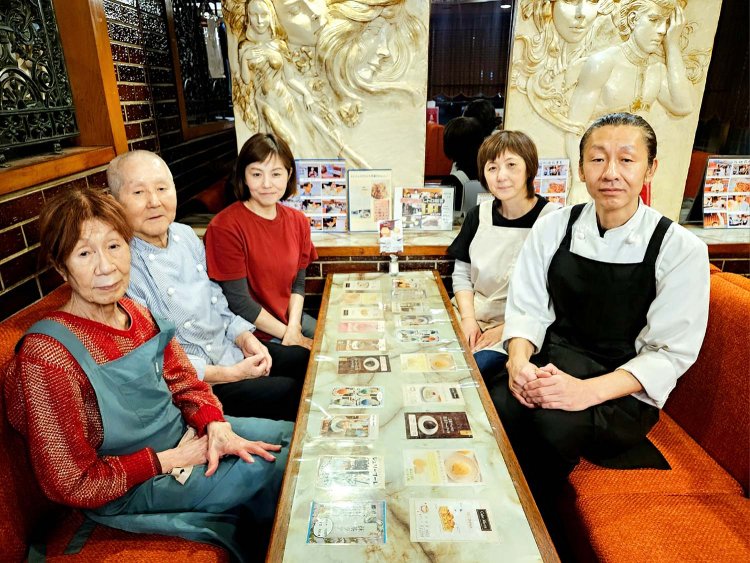 お店のシンボルでもあるレリーフの前で、大野さんファミリー。