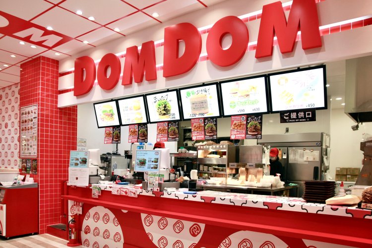 取材で訪れた 『ドムドムハンバーガー イオンスタイル赤羽店』。ポップな色合いがかわいらしい。