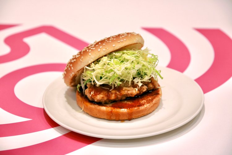 「1990年代から、30年以上も愛されていると聞いている」という甘辛チキンバーガー460円。鶏の肉感とキャベツのシャキシャキがたまらない。