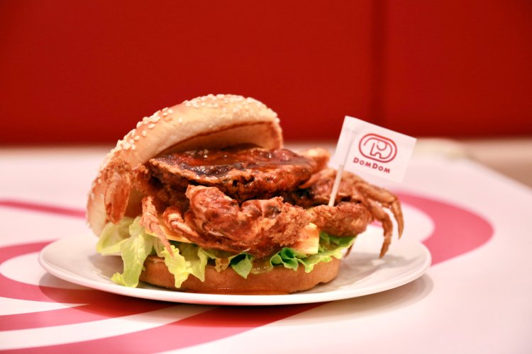 丸揚げのソフトシェルを挟んだ丸ごと‼カニバーガー1290円。スイートチリソースがクセになる。今にも動き出しそうな迫力だ……。