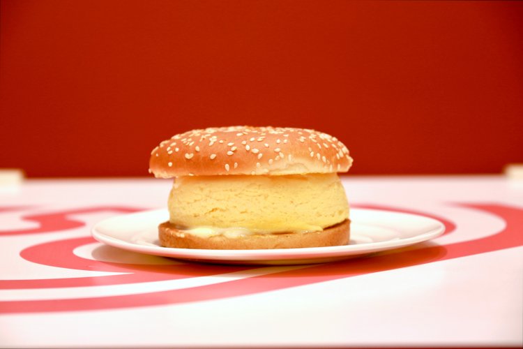 まるでスイーツのようなフォルムにうっとりする手作り厚焼きたまごバーガー450円。ひと口かじりつけば出汁があふれ出す。な……なんて優しい味なんだ……！