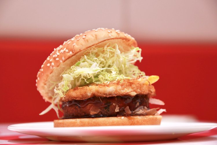 お好み焼きバーガー500円。「この味が忘れられない」というファンの声をきっかけに再現された、創業当時の人気メニューだ。