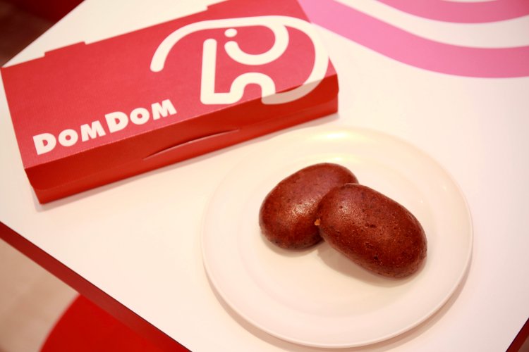 「日本のハンバーガーチェーンだから、和のスイーツを」と開発されたかりんとう饅頭1個190円。サクサクの皮とじんわり甘い餡が絶妙。箱入り（5個）1120円を持ち帰るファンが多いとか 。気持ちわかる。