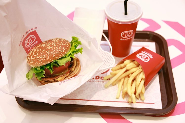 現在の定番メニューで人気の ビッグドムトマト＆チーズセット1090円。野菜のシャキシャキが心地よい。ポテトもホクホクで、またクセになる。 