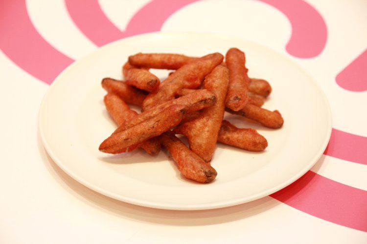 メニューには居酒屋を思わせるごぼうスティック290円なる商品も。これももしや経験から生まれた一品？ 