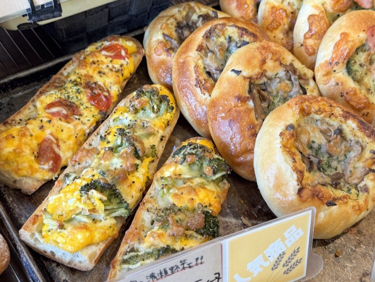 左が清瀬野菜のタルティーヌ240円。右が店長の気まぐれピザ220円。こちらにも清瀬野菜が使われている。