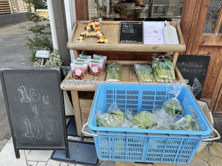 店の前では清瀬産のとれたて野菜も販売している。