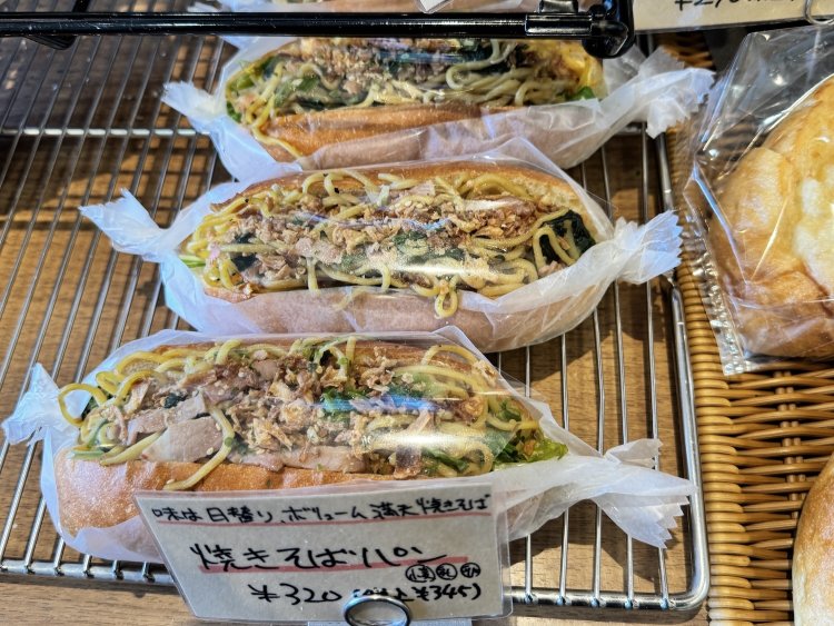 焼きそばパン320円。