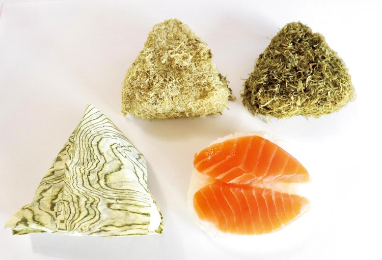 おにぎりも海苔より昆布。左から時計回りにおぼろ、白とろろ、黒とろろ、そして名物・鱒の寿司もおにぎりで。