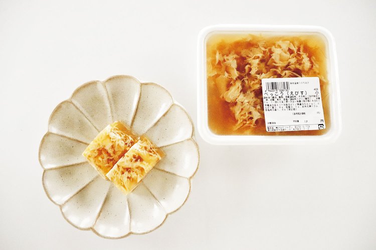 お手頃価格の「べっこう」（小サイズ）は昆布出汁のかき玉汁を寒天で固めた、むかしながらの郷土食。