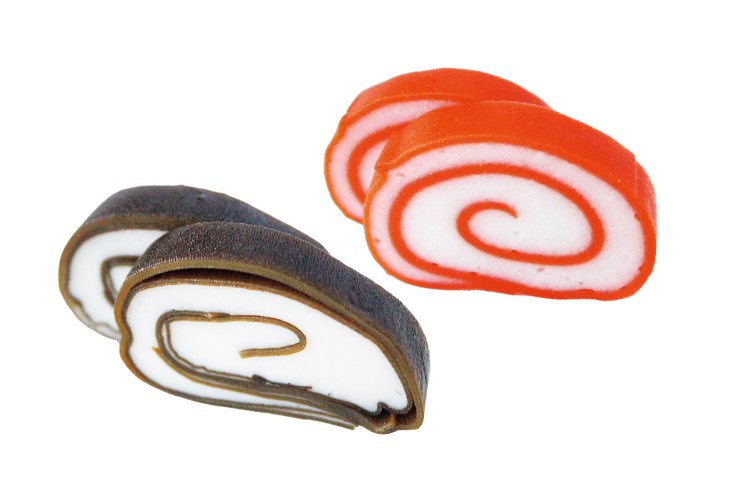 各社が作る富山名物・昆布巻かまぼこは、昆布で巻くので板が不要。アルビスPBくらし応援「真空昆布巻かまぼこ」（左）や「真空赤巻かまぼこ」は、一年中大量消費される。