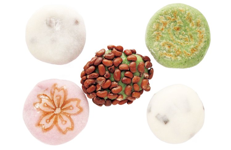 和菓子店『八日堂』から毎日届く、平たい形が富山式の「大福」。「昆布餅」（右下）やささげ豆をまとった「ささぎ餅」（中央）も。