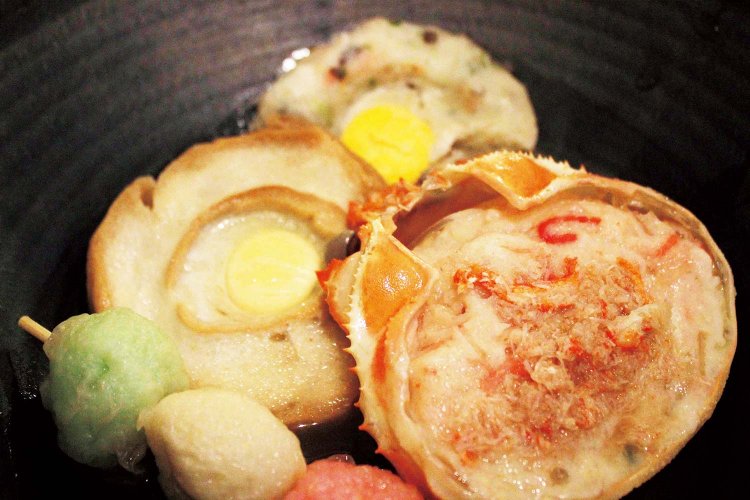 富山のおでんは、食べる前にとろろ昆布をかけるスタイル。梅かまの「ほくほくおでん」シリーズ、練り物と卵の「巣ごもり」やカニの甲羅を使った「かに面」が豪華。