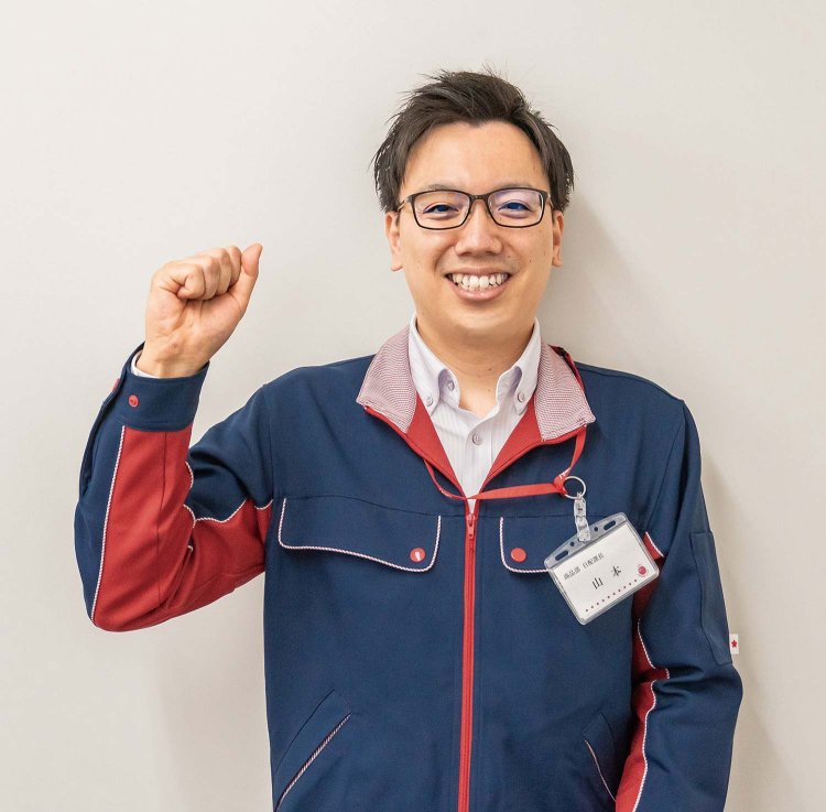 総菜や鮮魚同様にご当地感が色濃く出る、練り物や和菓子などを担当する山本浩史さん。