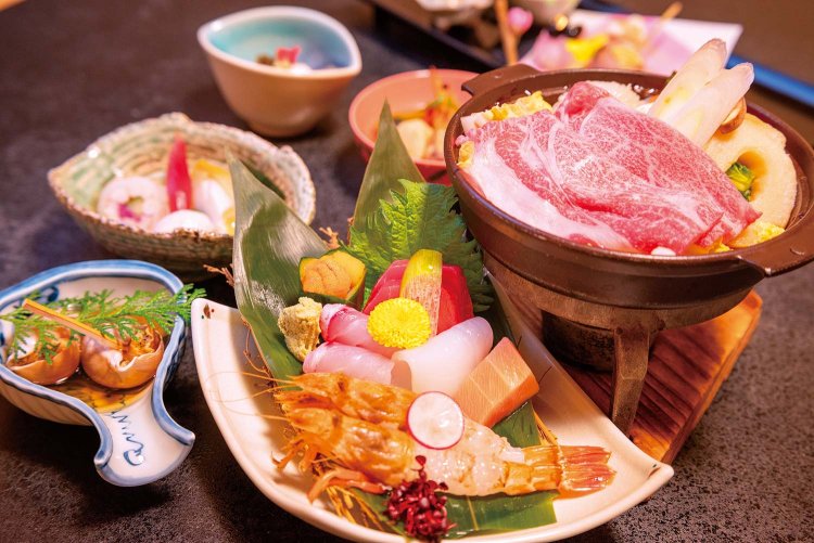 さすが百万石の料理文化を育んだ金沢ならではの味覚。夕食では「のと牛のすき焼き鍋」や大きな甘エビがのったお造りなどが味わえる。