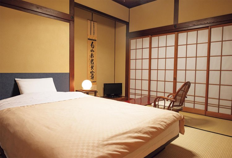 和室に置かれたベッドのマットレス、枕、掛け布団などはエアウィーヴ。