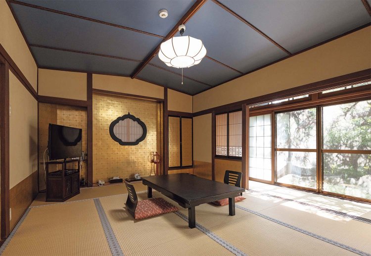 駅近とは思えない、日本庭園を望む客室。