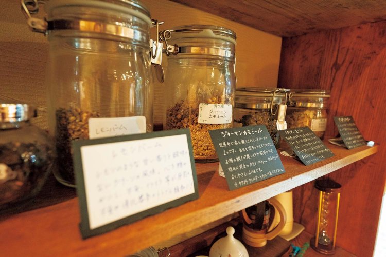 女将がハーブコーディネーターの資格を生かして、「快眠プラン」宿泊者にハーブをブレンドしたティーバッグをプレゼント。