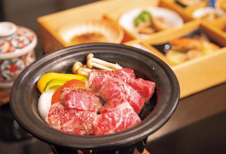 信州牛の陶板焼き。