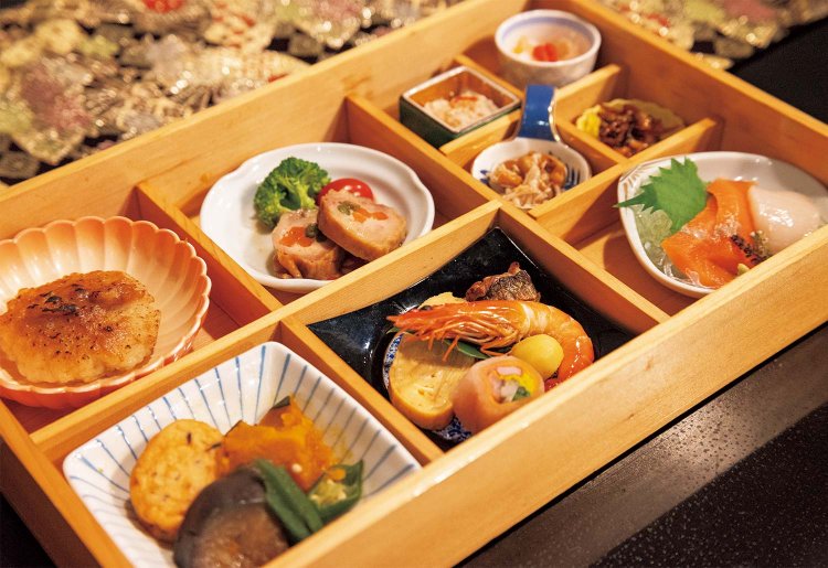 そば粉と小麦粉、ご飯を混ぜた「こねつけ」は信州の郷土料理で、そば粉は青木村のタチアカネ。