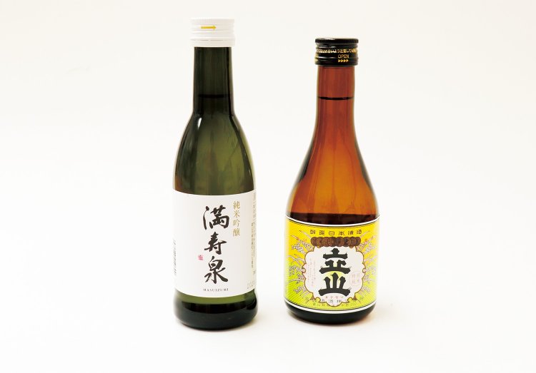 昆布の総菜に合う、地元の日本酒も買える。純米吟醸「満寿泉（ますいずみ）」（桝田酒造店）と特別純米酒「立山」（立山酒造）。