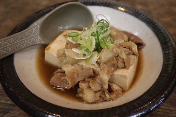 もつ煮込豆腐650円（豆腐なしは600円）はとろっとろ！