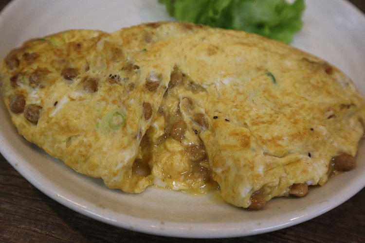 納豆オムレツ600円は、とろっとろ。