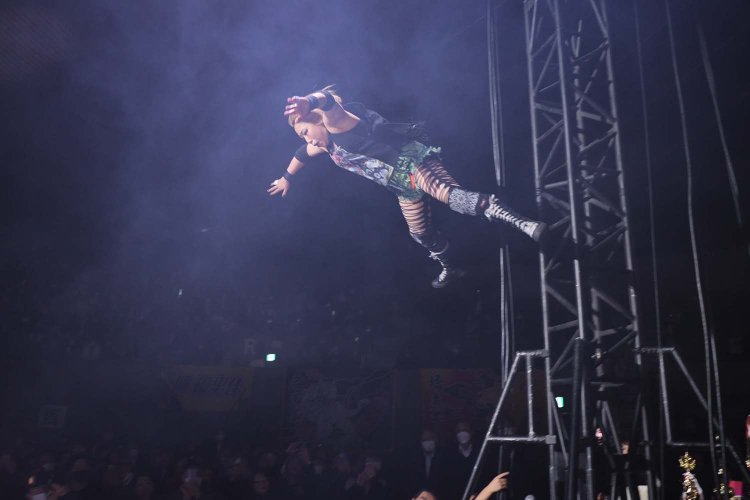 柱に登ってダイブ！　お客さんの「チサココール」に後押しされました。