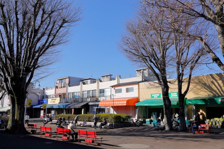 広場のベンチは憩いの場。