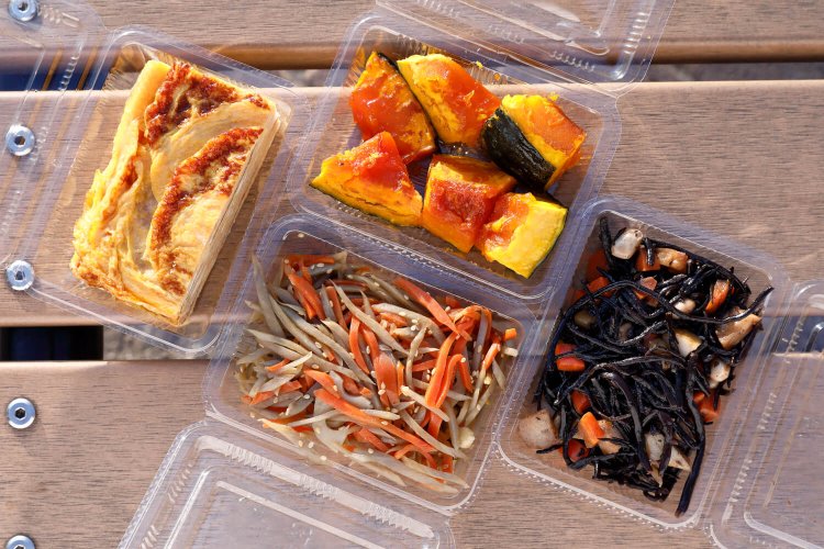 中央上から時計回りに、かぼちゃ煮100g300円、房総ひじき100g350円、きんぴらごぼう100g350円、厚焼玉子（大）500円。