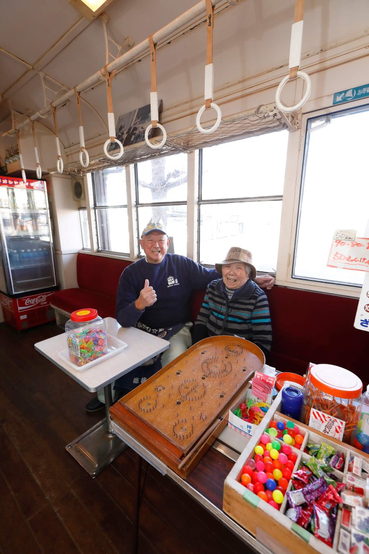 店主の大村さん（左）と、運だめしコーナー担当の母・アサ子さん。「運だめし、していって！」。