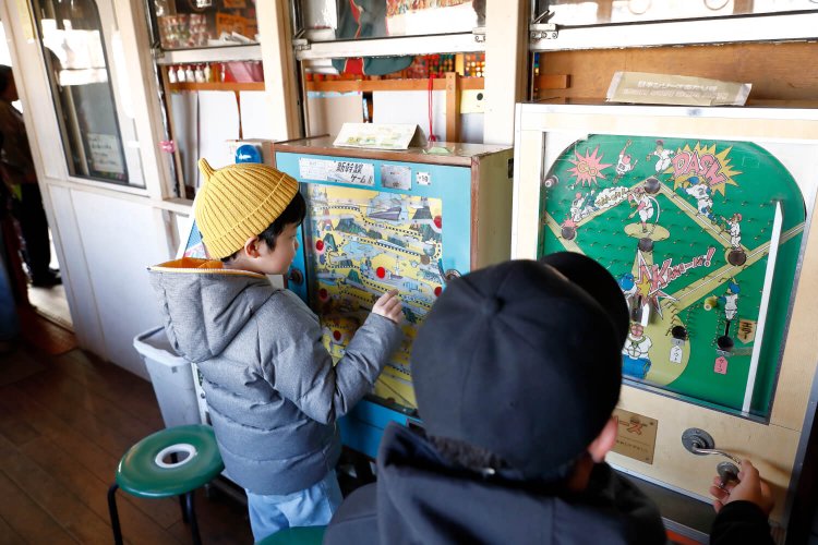 昭和のゲーム機に子どもたちも夢中。