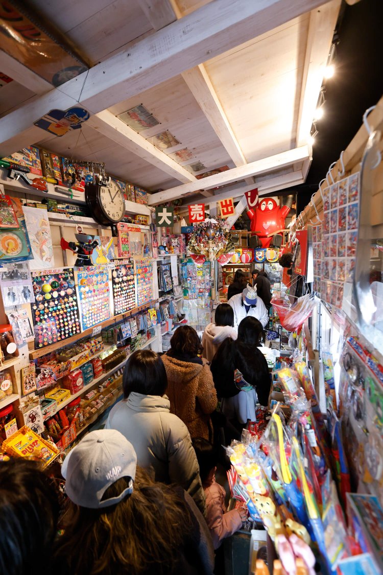 親子連れでいっぱいの店内。「お待たせしてごめんなさいね、ありがとうございます！」。