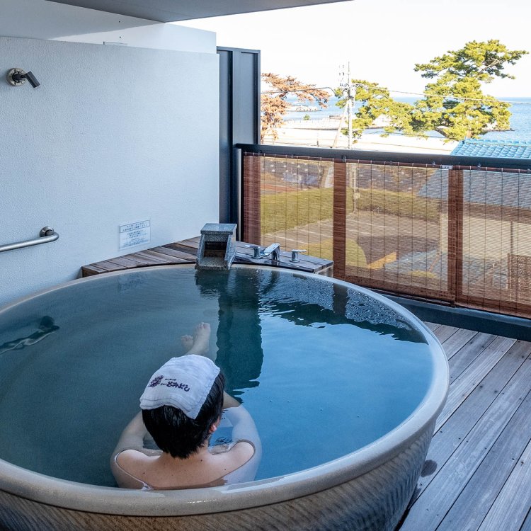 新館4階の貸切風呂「青雲」。同フロアには貸切露天風呂4、貸切サウナ3のほか、ラウンジやパウダールームも併設している。