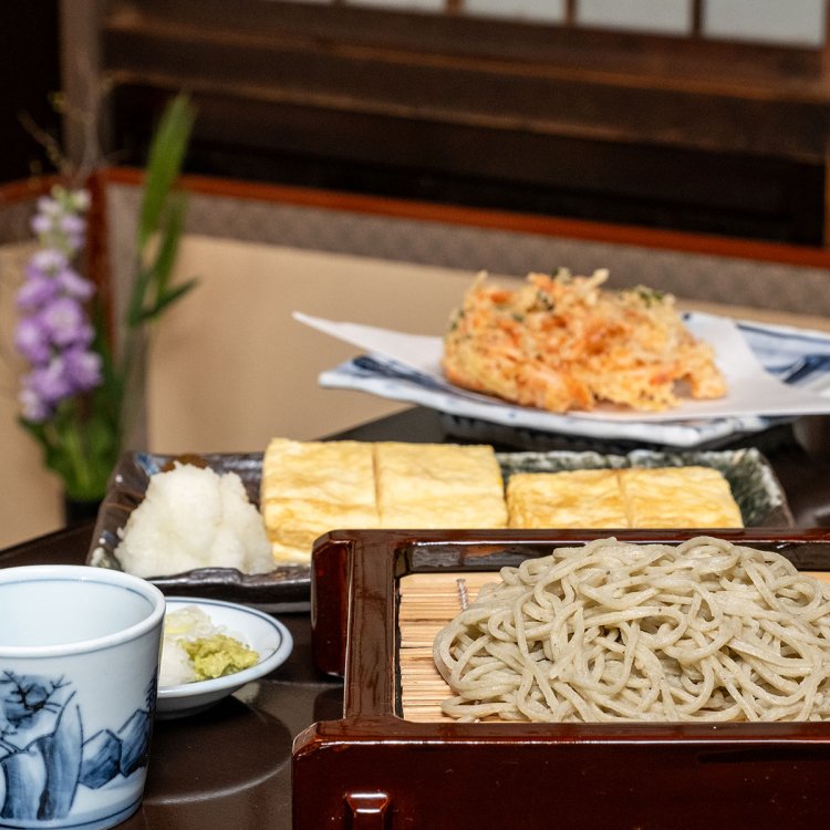 せいろそば830円、厚焼玉子860円、桜海老かき揚げ天ぷら1220円。