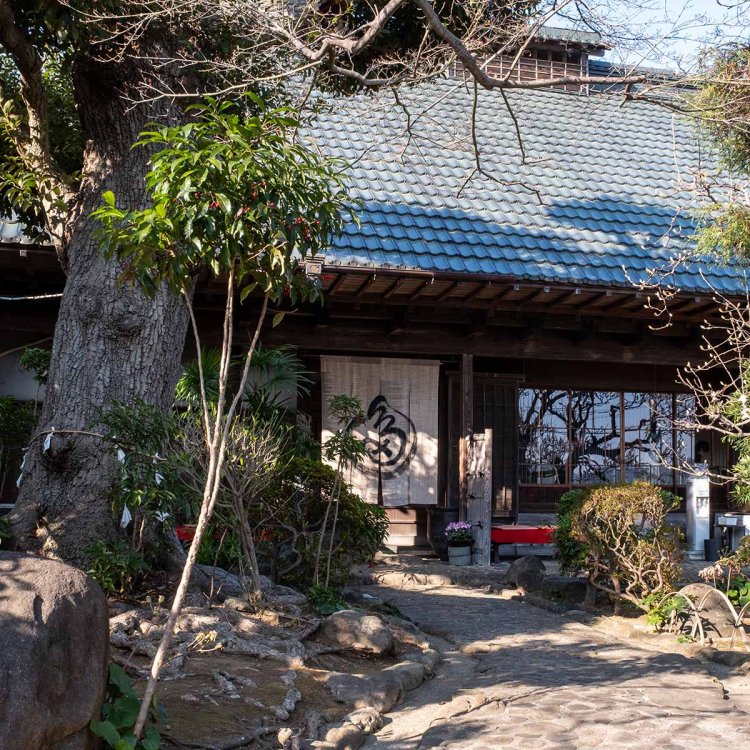 江戸末期築の豪商の屋敷を移築・活用した趣きある店舗外観。