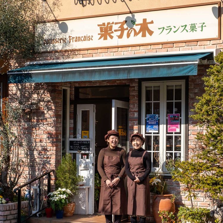 店長の黒川弘美さん（右）と須田由佳さん。南仏をイメージした外観も温かみを感じる。