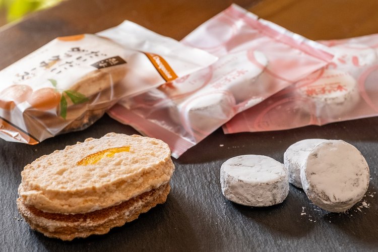 熱海ブランド認定の熱海だいだいダックワーズ（左）と福こがし。