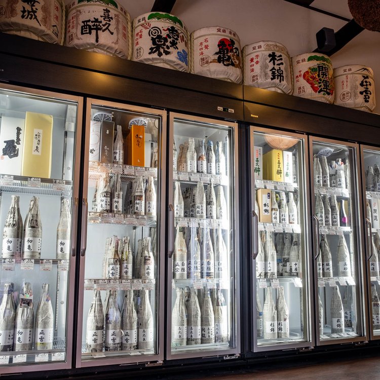 紫外線対策のため八木さん自身が新聞紙で包んだ地酒がズラリ。