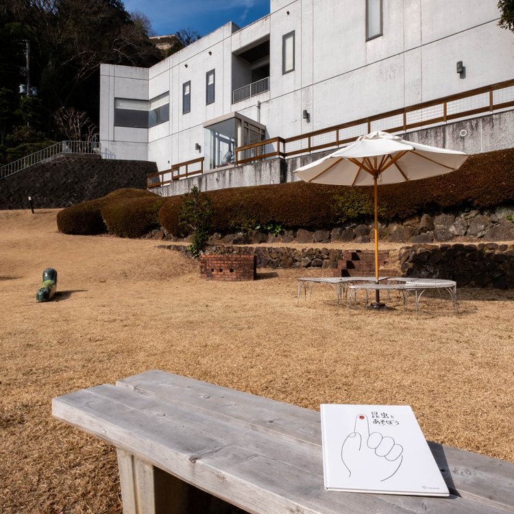 貸し出し用絵本は庭で読んでもOKだ。