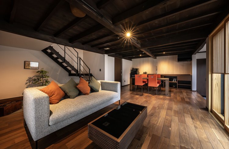 町家客室「工の字」1階のリビング。