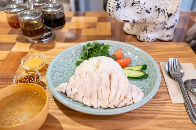 『タイランドキッチン たびする子ぞう 中目黒店』でヘルシーなランチ。岩手産ブランド鶏のカオマンガイがうまい！