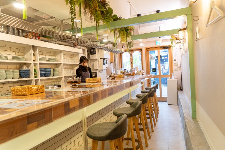 店内はカウンターのみ。カオマンガイは辛くないので親子で食べに来る人も。