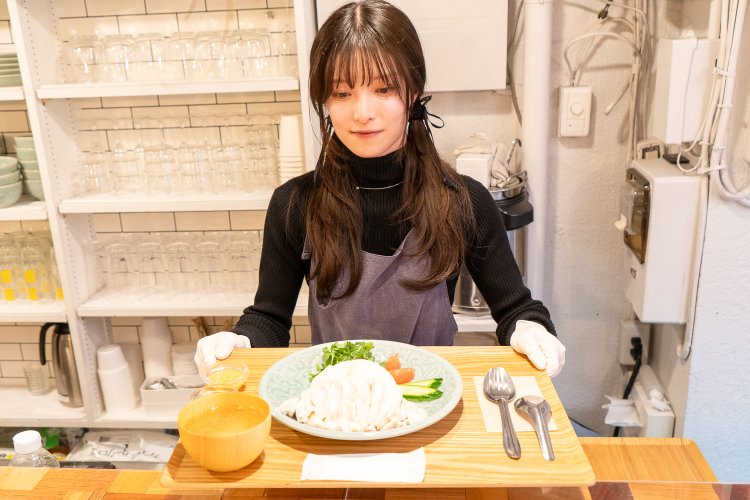 丁寧に運んできてくれたのは、スタッフの伊藤優里奈（いとうゆりな）さん。