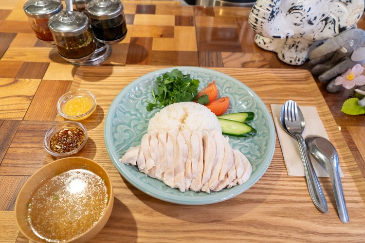 カオマンガイの肉180gを選んで1595円。ライスは中盛り。ランチタイムのみソムタム風ドレッシングのサラダとタピオカ入りココナッツミルクのデザートも付く。