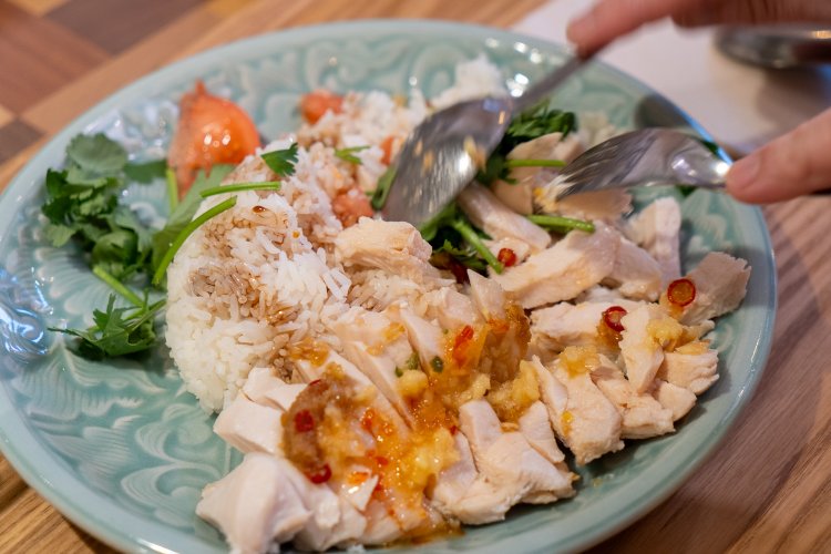 カトラリーもタイで作られたものを採用。このカトラリーは、スプーンの縁で肉もキュウリもひとくち大に切ることができる。