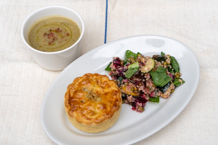 おいしいイギリスが味わえる中目黒『SWAN & LION』。旬の野菜を添えた自慢のミートパイはサックサク